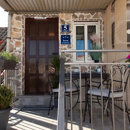 Vibe, Great Location!