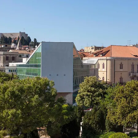 Vibe, Great Location!