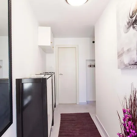 아파트 Vibe, Great Location!