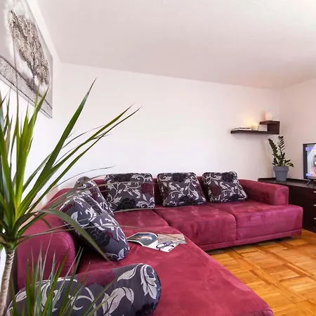 Vibe, Great Location!