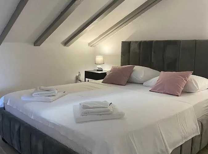 Vibe, Great Location!