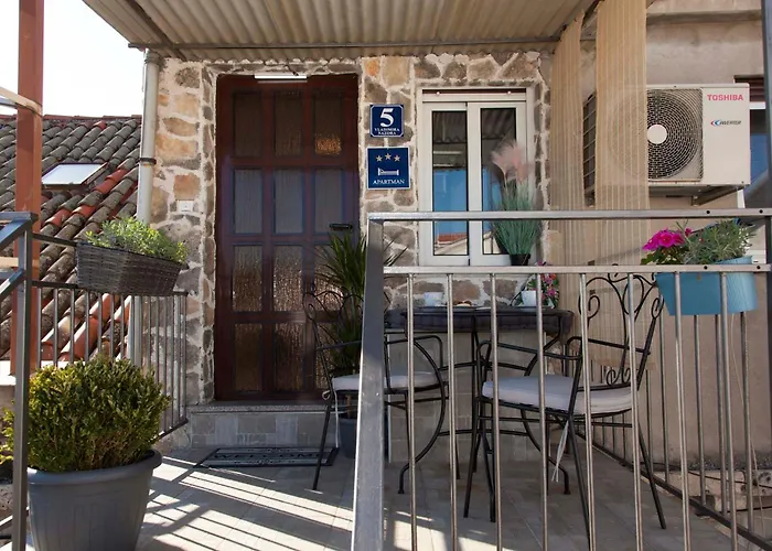 Vibe, Great Location!