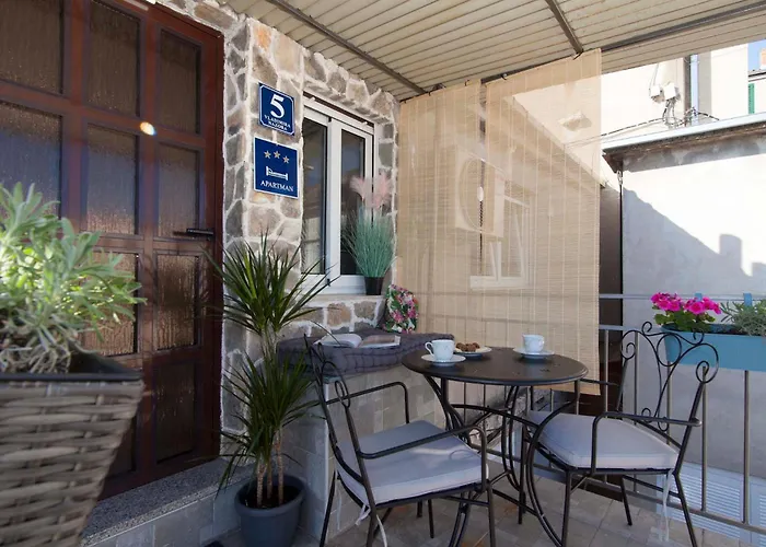 Vibe, Great Location!