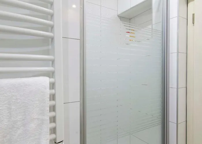 Vibe, Great Location!