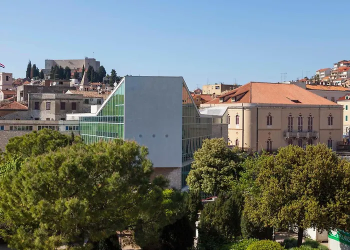 Vibe, Great Location!