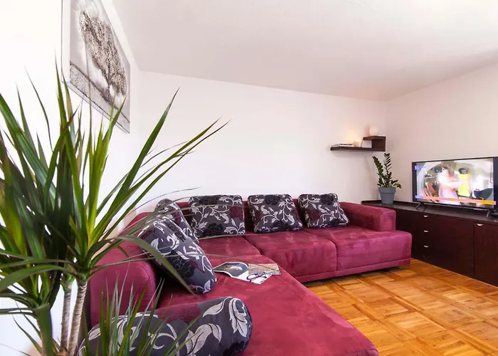 Vibe, Great Location!